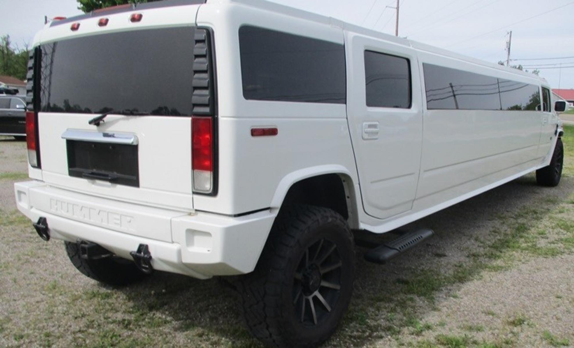 2005 White /White/Black Hummer H2 , located at 1725 US-68 N, Bellefontaine, OH, 43311, (937) 592-5466, 40.387783, -83.752388 - Photo #1